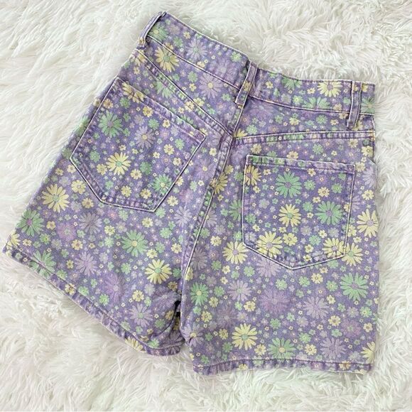 Zara Floral Straight Fit High Waisted Denim Shorts in Lilac - Picture 3 of 4
